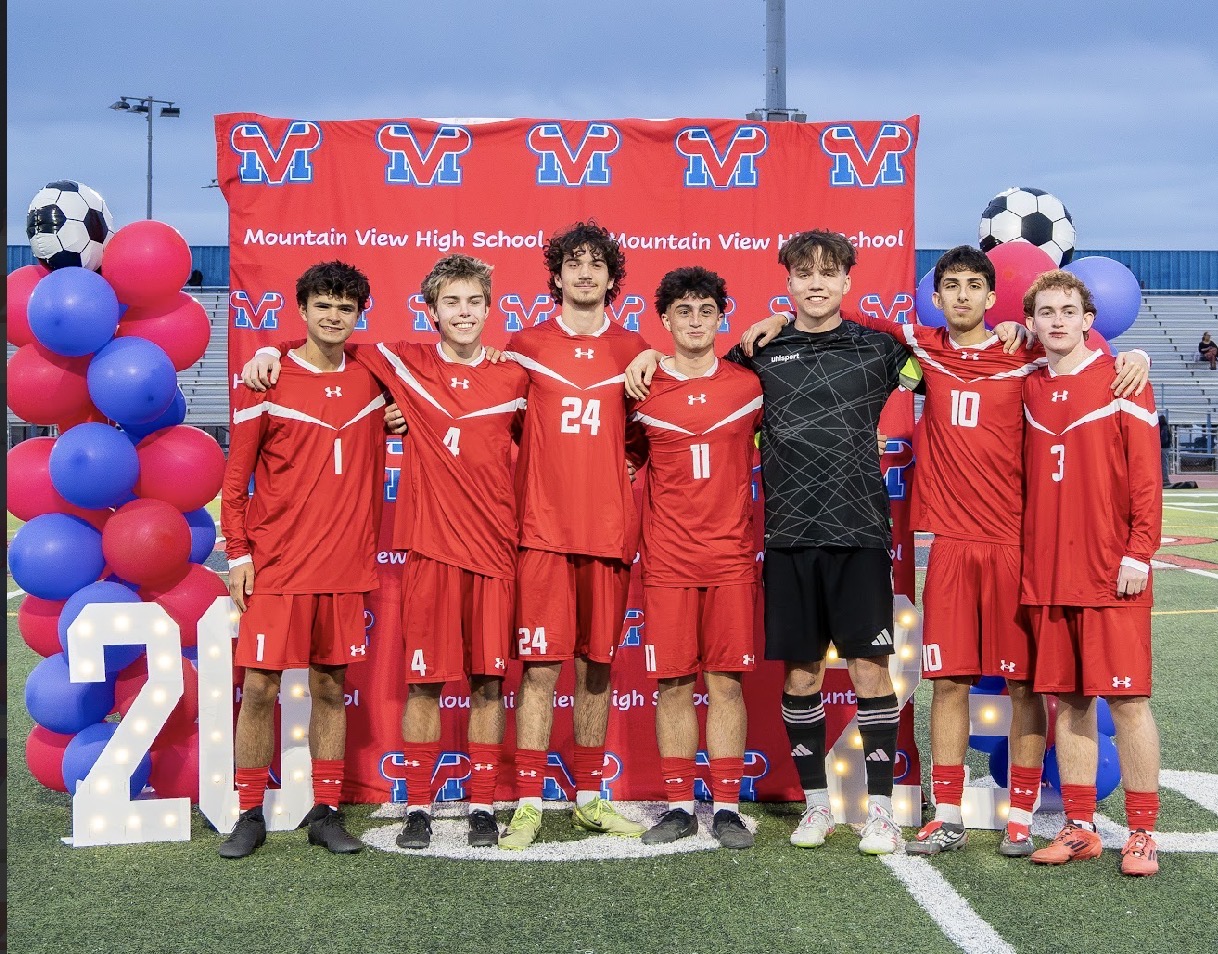 Mountain View boys soccer seniors together on the field